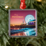 Los Angeles Pink Blue Sunset Santa Monica Pier Metalen Ornament<br><div class="desc">'Vrolijk kerstfeest' Los Angeles Pink en Blue Sunset Santa Monica Pier Metal Ornament: Deze foto is genomen in Los Angeles,  Californië. Je kunt mijn afbeelding gebruiken of het voor je ruilen. Hoe dan ook,  dit is een geweldig ornament om je kerstboom te versieren met een tochtsouvenir.</div>