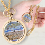 Los Muertos Beach 786 Ketting horloge<br><div class="desc">Schilderij "Los Muertos Beach 786" Collectie Personaliseer op de productpagina of klik op de knop "Aanpassen" voor meer ontwerpopties. Het ontwerp gemaakt van mijn schilderij "Los Muertos Beach 786" legt een scène van Los Muertos pier op Los Muertos Beach vast van onder een palapa. De pier ligt ten zuiden van...</div>