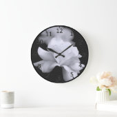 Losse witte blad Roos op zwarte achtergrond Grote Klok (Huis)