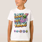 Lost But Vibing beroemd gemaakt door Quirky Alien T-shirt (Voorkant)