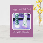 Lost Sock Memorial Day, Paarse en groene sokken Kaart (Gele Bloem)