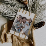 LOTTIE Goud Vrolijke Moderne Familie Foto Kerstmis Feestdagenkaart<br><div class="desc">LOTTIE Gold Joyful Modern Family Foto Kerstvakantie Kaart. Personaliseer de voorkant van de kaart met een foto,  je familienaam en het jaar. Personaliseer de achterkant met een optionele vakantiebegroeting of familienieuws en uw familienaam.</div>