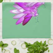 Lotus blossom roze op zee groene achtergrond theedoek (Gevouwen)