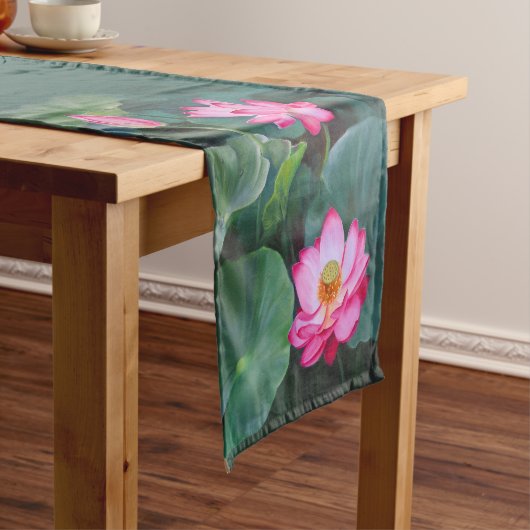 Lotus Blossom - Roze Waterlelies op Groen Korte Tafelloper (Voorbeeld)