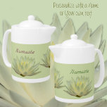 Lotus Floral Waterlelie Botanische Pastelgroen Theepot<br><div class="desc">Een pastelgele en groene lotus waterlelie siert deze chique fotografische theepot. Dit is een prachtig sereen en rustig bloemig waterlelieontwerp geïnspireerd door Zen. De tekst kan worden gepersonaliseerd met een naam of uw eigen tekst. Dit is originele botanische bloemenfotografie van JLW_Photography.</div>