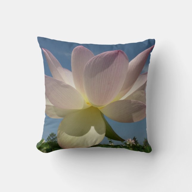Lotus Flower and Blue Sky II Kussen (Voorkant)