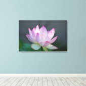 Lotus flower en betekenis ervan canvas afdruk (Insitu (Houten vloer))
