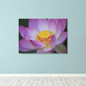 Lotus flower en betekenis ervan canvas afdruk (Insitu (Houten vloer))