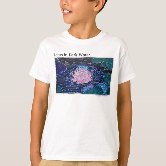 Lotus in Donker Water T-shirt (Voorkant)