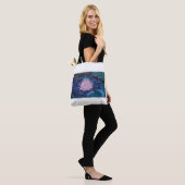 Lotus in Donker Water Tote Bag (Op model)