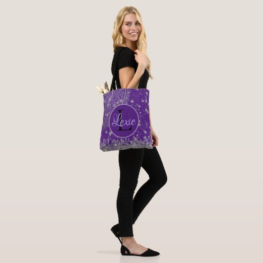 Lotus Mandala Silver Stars op Paarse Personaliseer Tote Bag (Op model)