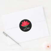 Lotus Pray Funny Plant Pun Dark BG Ronde Sticker (Envelop)