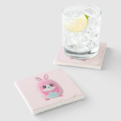 "Lou Lou". Een knuffelig, roze wezen Stenen Onderzetter (Zijkant)