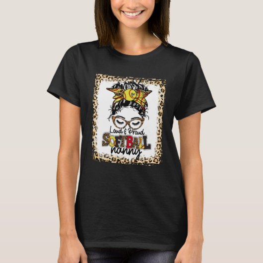 Loud & Proud Softball Nanny Messy Bun Game Day Vib T-shirt (Voorkant)