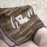 Louisiana Home State Personalized Wood Kijk uit Deken<br><div class="desc">Show een beetje trots op de thuisstaat met deze schattige, rustige houten plank die een deken gooit met "thuis" in een wit kalligrafiekscript met een silhouette kaart van de staat Louisiana die voor de letter "O." staat. Een roze hartillustratie in de staatskaart voltooit het ontwerp; u kunt de positie van...</div>