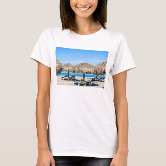 Lounge-carrossen en dergelijke paraplu's op strand t-shirt (Voorkant)