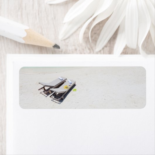 Lounge-stoelen op het strand etiket (Insitu)