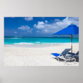 Lounges op het oceaanstrand poster (Voorkant)