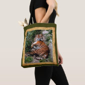 Lounging Tiger Digital Art Tote Bag (Dichtbij)