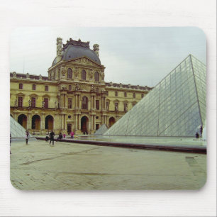 Louvre museum muismat