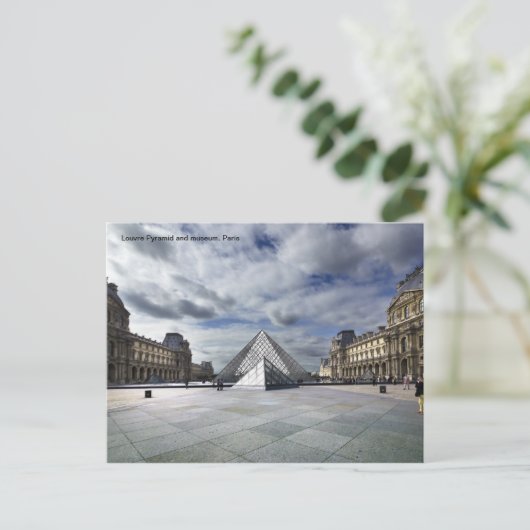 Louvre Pyramid en Museum in Parijs. Briefkaart (Staand voorkant)