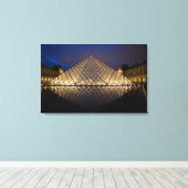 Louvre Pyramid van architect I.M. Pei bij Canvas Afdruk (Insitu (Houten vloer))