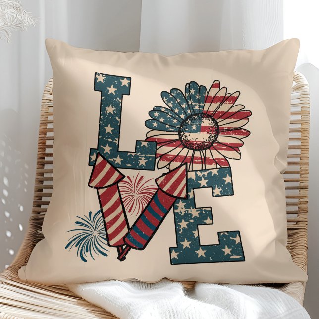 "LOVE" Amerikaanse Vlag Onafhankelijkheidsdag Worp Kussen ("LOVE" American Flag Independence Day Throw Pillow in a sunny rattan armchair.)