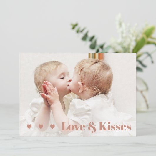Love and Kisses Cute Photo Valentijn Kaart (Staand voorkant)