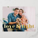 Love and Light Bold Typography Hanukkah Photo Folie Feestdagen Briefkaart<br><div class="desc">Liefde en Licht! Verstuur Hanukkah naar familie en vrienden met dit aanpasbare goudfolie Hanukkah-briefkaart. Het bevat een gewaagde typografie. Personaliseer door namen en een foto toe te voegen. Deze goudfolie Happy Hanukkah briefkaart is beschikbaar op andere kartonnen dozen.</div>