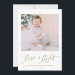 Love and Light Lettering Photo Happy Hanukkah Feestdagenkaart<br><div class="desc">Happy Hanukkah! Stuur vakantiewensen en groeten naar familie en vrienden met deze foto-vakantiekaart. Het bevat een penseelkalligrafie met sterrenaccenten,  met de woorden 'Liefde & Licht'. Personaliseer door namen,  bericht en foto's toe te voegen. Dit ontwerp is beschikbaar als een platte kaart,  een gevouwen kaart en een briefkaart.</div>