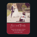 Love and Thanks Red Wedding Photo Magnet Magneet<br><div class="desc">Deel je favoriete trouwfoto met je trouwgasten,  vrienden,  familie en bruiloft met deze aangepaste foto-magneten in ons 'liefde en bedankt'-ontwerp. Pas met uw foto,  douanebericht en namen aan.</div>