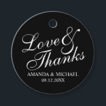 'Love & Bedankt Black and White Elegant Wedding Bedankjes Labels<br><div class="desc">Een elegant bruiloft gunt markeringen kenmerkt titel "Liefde & Bedankt"in witte elegante stijl van de manuscriptdoopvont met de naam van de bruid en groom en trouwdatum in witte klassieke serif doopvontstijl op zwarte achtergrond.</div>