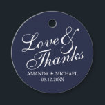 'Love&Bedankt Navy Blue and White Elegant Wedding Bedankjes Labels<br><div class="desc">Een elegante huwelijksgunstlabels hebben de titel "Love & Bedankt" in een witte,  elegante scriptlettertypestijl met de naam en trouwdatum van bruid en bruidegom in een witte,  serif lettertypestijl op een marineblauwe achtergrond.</div>