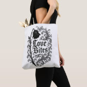 Love Bites: Gotisch Roos Tattoo Design Tote Bag (Dichtbij)