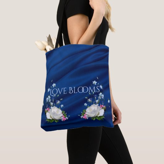 Love Blooms White Roses Blue Doos Custom Tote Bag (Dichtbij)