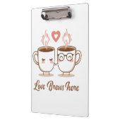 Love Brews Here - Schattige romantisch koffiepaar Klembord (Links)