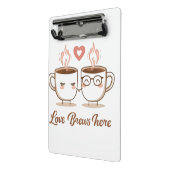 Love Brews Here - Schattige romantisch koffiepaar Mini Klembord (Angled2)