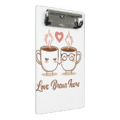 Love Brews Here - Schattige romantisch koffiepaar Mini Klembord (Schuin)