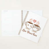 Love Brews Here - Schattige romantisch koffiepaar Planner (Display)