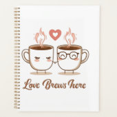Love Brews Here - Schattige romantisch koffiepaar Planner (Voorkant)