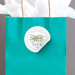 Love Bug Stag Bag Bag Party Favor Classic Round S Ronde Sticker<br><div class="desc">Een schattige draai op de zwenkzak, deze STAG tas sticker is voorzien van een schattige, stag kever lovebug afbeelding. Dit maakt het perfecte feestje voor de sticker van je beestje tot verjaardagsfeestje! Vul gewoon je cadeautassen met een leuke afhaalservice zoals snoep, plastic speelgoed, stickers, bladwijzer of andere kleine objecten en...</div>