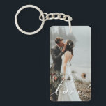 LOVE CALLIGRAPHY Script Typography Weddenbekleding Sleutelhanger<br><div class="desc">LOVE CALLIGRAPHY Script Typography Wedding Overlay Acryl Sleutelhanger - een leuke manier om uw huwelijksherinneringen te bewaren, of gewoon uw favoriete alledaagse familie of verloving foto te bewaren. Dit ontwerp is voorzien van 'liefde' in een mooie, elegante handgeschreven kalligrafie script typografie als een witte overlay. Deze sjabloon ontwerp is zeer...</div>