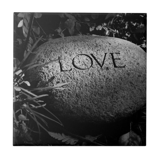 "Love" Carved Stone Tegeltje (Voorkant)