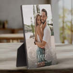 LOVE Elegant Calligraphy Couple Photo Wedding Fotoplaat<br><div class="desc">Een mooie en eenvoudige trouwkeepslag voor Passen getrouwd,  Valentijnsdag,  verloving,  die uw favoriete koppel laat zien met moderne scriptkalligrafie die LOVE over uw aangepaste tekst leest,  zoals namen en/of datum of een persoonlijk bericht over een donkere gradiënt om de typografie uit te drukken.</div>