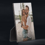 LOVE Elegant Calligraphy Couple Photo Wedding Fotoplaat<br><div class="desc">Een mooie en eenvoudige trouwkeepslag voor Passen getrouwd,  Valentijnsdag,  verloving,  die uw favoriete koppel laat zien met moderne scriptkalligrafie die LOVE over uw aangepaste tekst leest,  zoals namen en/of datum of een persoonlijk bericht over een donkere gradiënt om de typografie uit te drukken.</div>