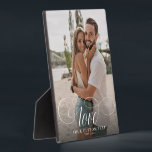 LOVE Elegant Calligraphy Couple Photo Wedding Fotoplaat<br><div class="desc">Een mooie en eenvoudige trouwkeepslag voor Passen getrouwd,  Valentijnsdag,  verloving,  die uw favoriete koppel laat zien met moderne scriptkalligrafie die LOVE over uw aangepaste tekst leest,  zoals namen en/of datum of een persoonlijk bericht over een donkere gradiënt om de typografie uit te drukken.</div>