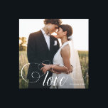 LOVE Elegant Calligraphy Couple Wedding Photo Canvas Afdruk<br><div class="desc">Elegant trouwbelang voor Passen getrouwd,  Valentijnsdag,  verloving,  dat je favoriete koppel laat zien met moderne scriptkalligrafie die LOVE over je aangepaste tekst leest,  zoals namen en/of datum of een persoonlijk bericht over een donkere gradiënt om de typografie uit te drukken.</div>