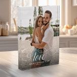 LOVE Elegant Calligraphy Simple Couple Wedding Fotoblokken<br><div class="desc">Een mooie en eenvoudige trouwkeepslag voor Passen getrouwd,  Valentijnsdag,  verloving,  die uw favoriete koppel laat zien met moderne scriptkalligrafie die LOVE over uw aangepaste tekst leest,  zoals namen en/of datum of een persoonlijk bericht over een donkere gradiënt om de typografie uit te drukken.</div>