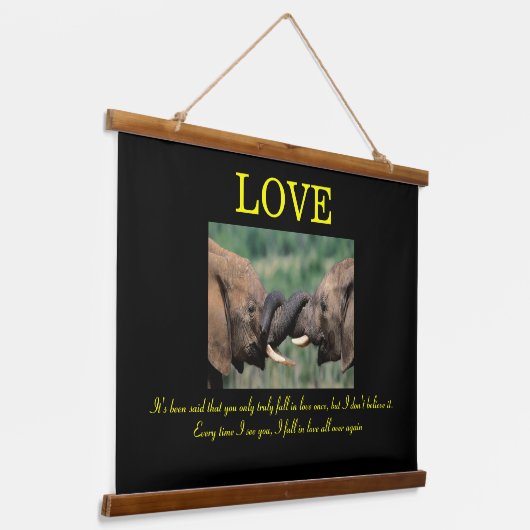 LOVE Elephant in trunking love Hangend Wandkleed (Gebogen)