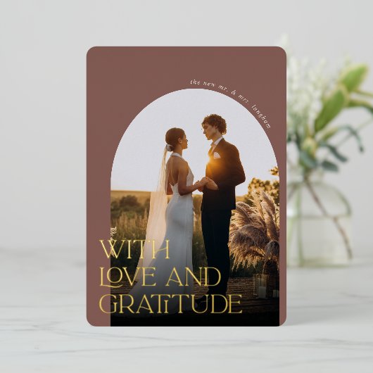 Love & Gratitude Gold Foil Weddenschap Hartelijk d Folie Uitnodiging (Staand Voorkant)